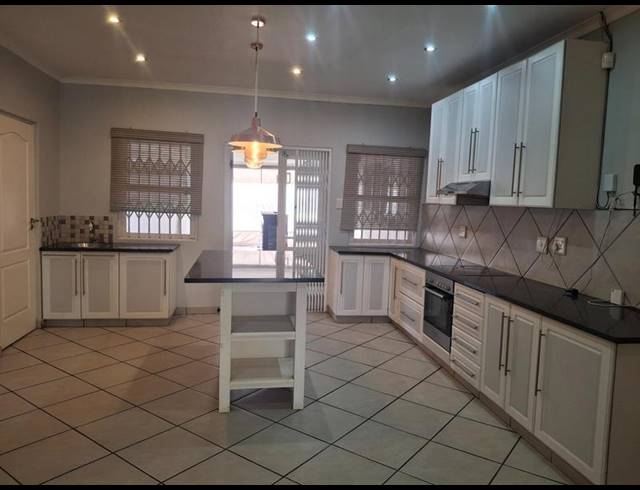 4 BEDROOM HOUSE FOR SALE IN MEER-EN-SEE